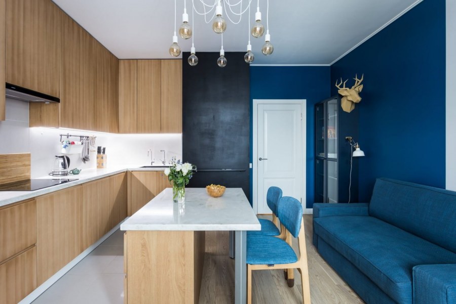 Синий диван на кухне