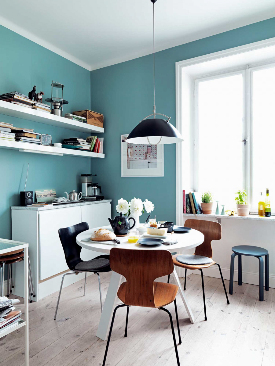 Синяя мебель на кухне