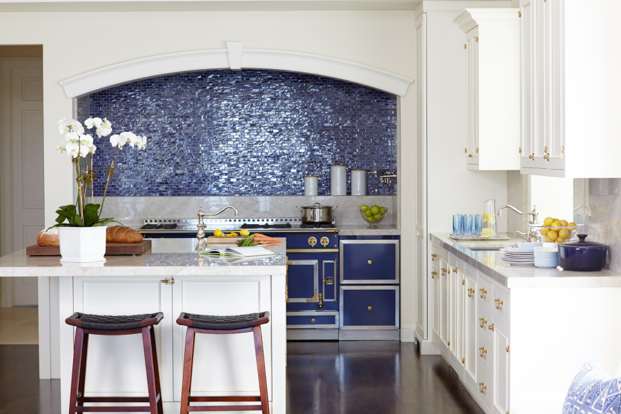 Голубые стены в интерьере кухни
