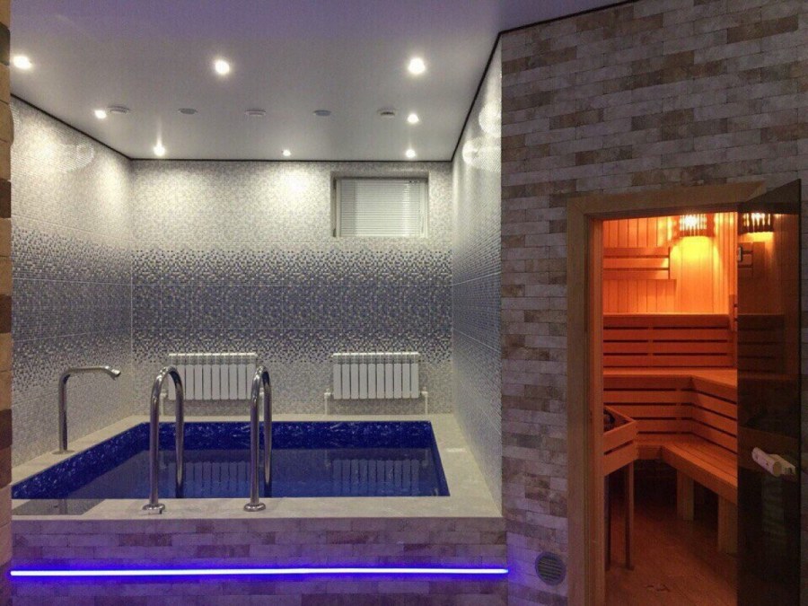 Интерьер сауны с бассейном