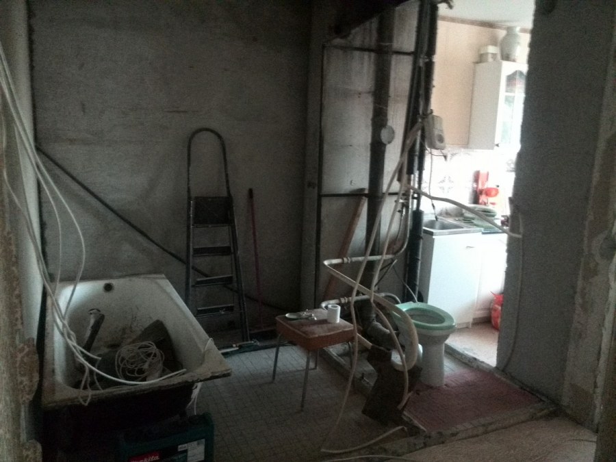 Демонтаж стены сантехкабины в панельном доме