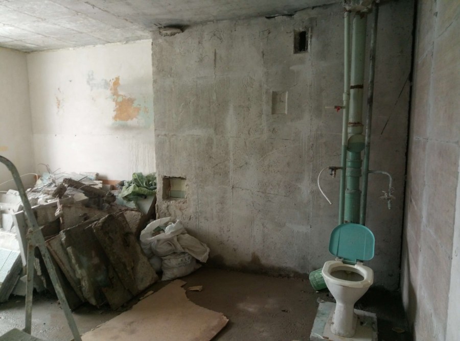 Сантехническая кабина в кирпичном доме