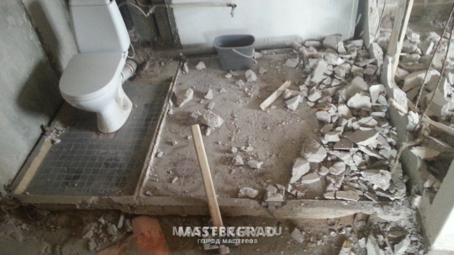 Вскрыли пол сантехкабины