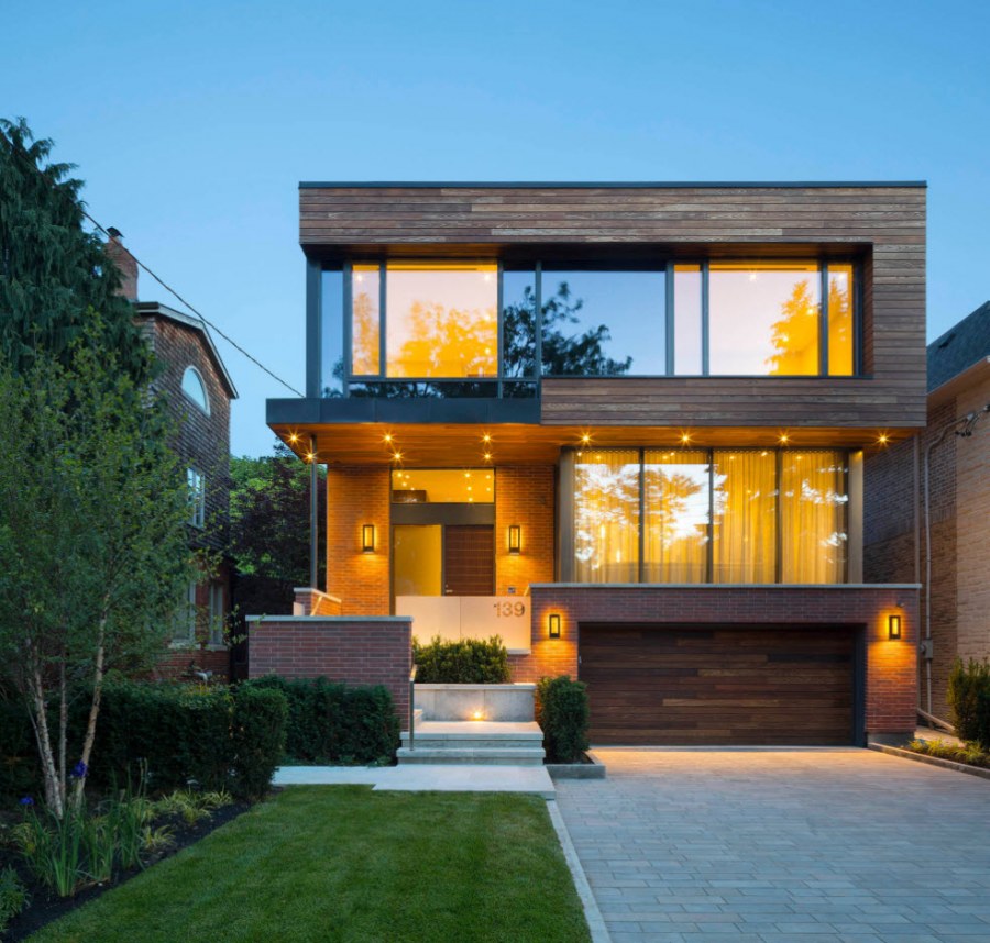 Дом с большими окнами