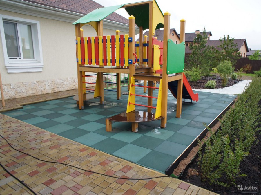Резиновое покрытие для детских площадок на даче