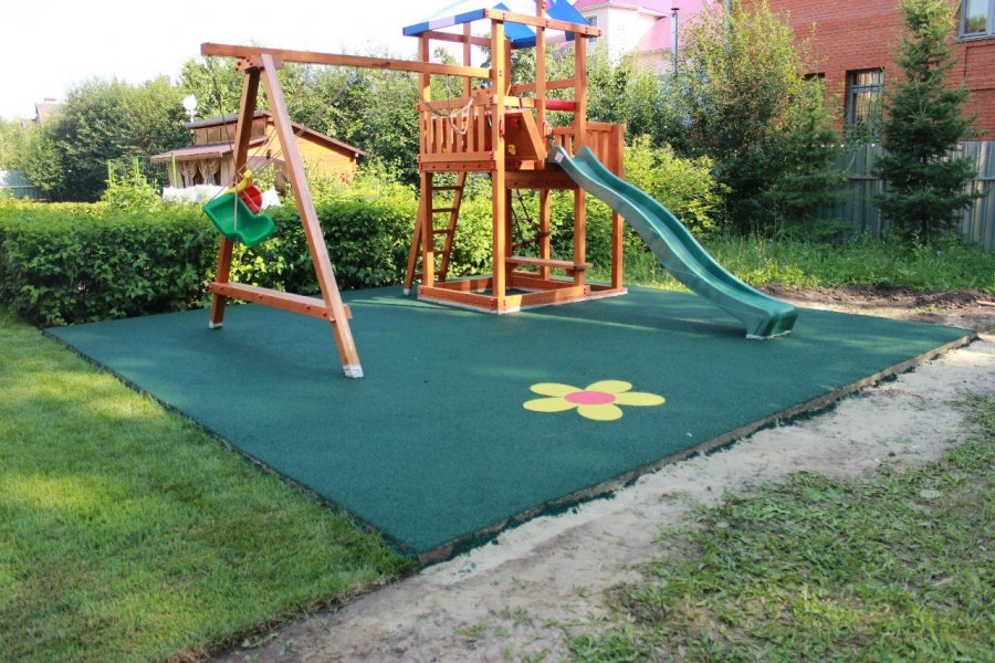 Резиновое покрытие на игровой площадке