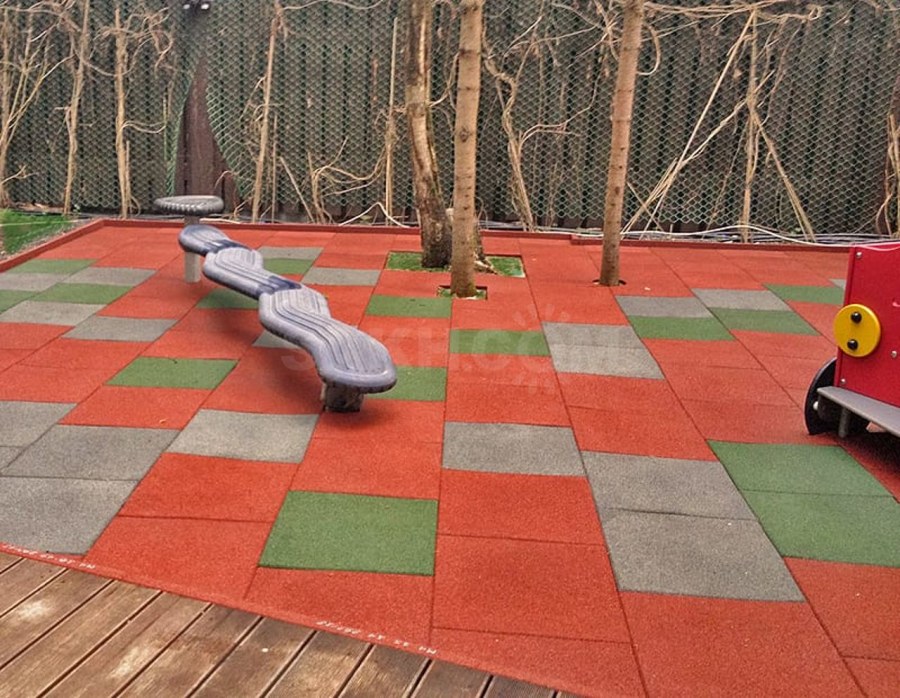 Детские площадки с резиновым покрытием на дачу