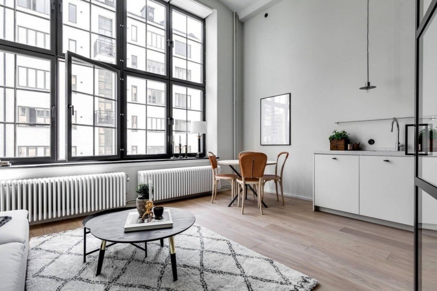 Комната в скандинавском стиле с большими окнами