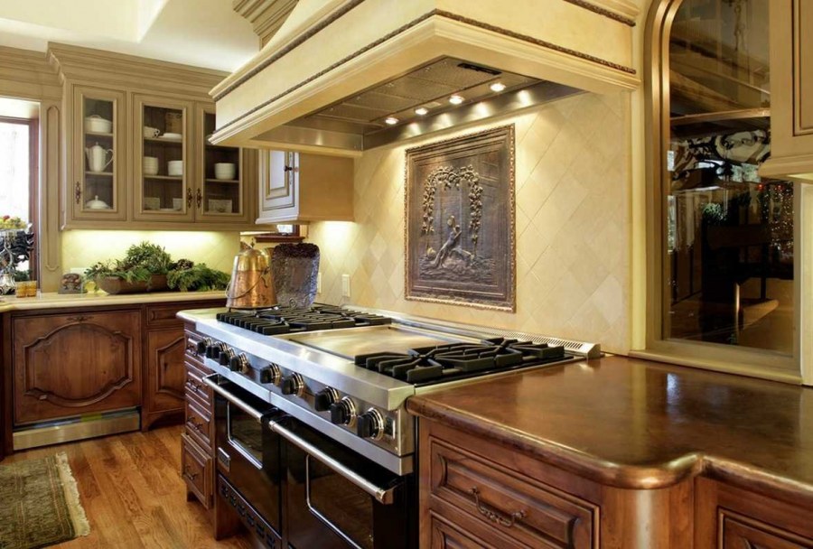 Латунь в интерьере кухни