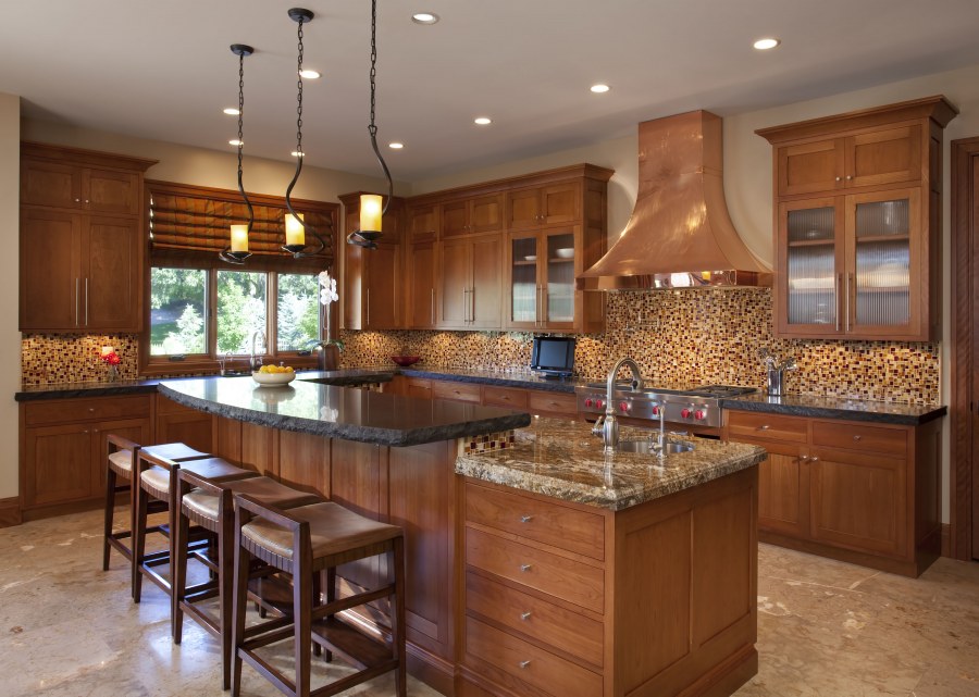 Медная вытяжка в интерьере кухни