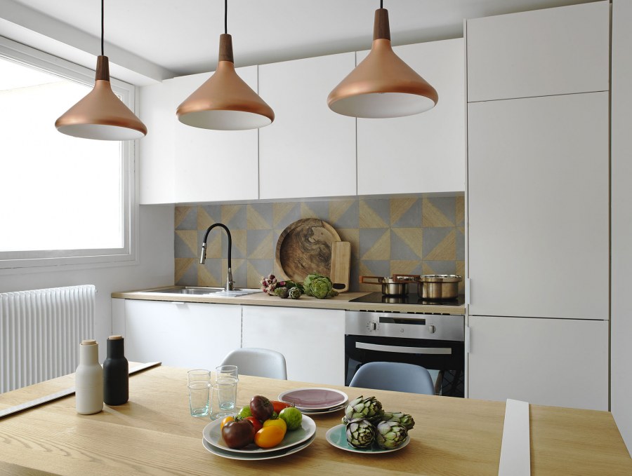 Медные ручки на кухне в интерьере