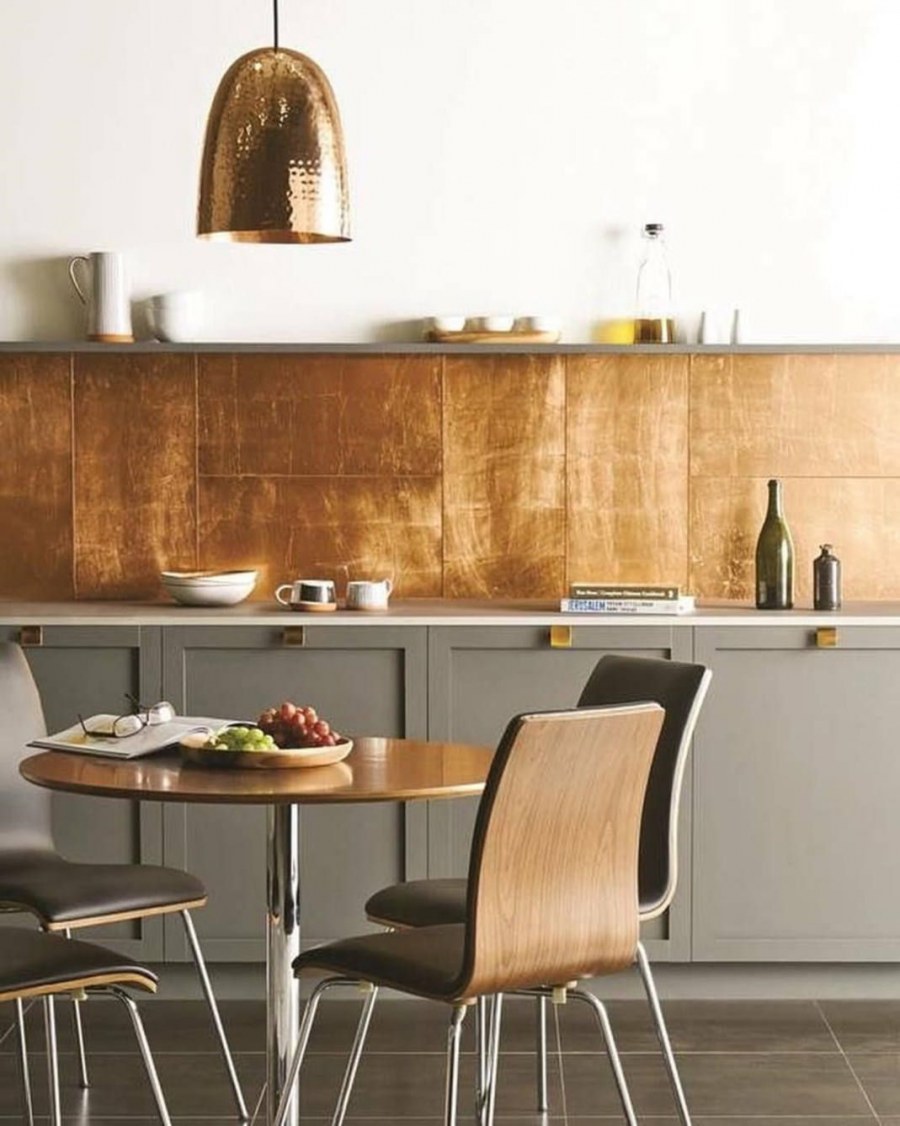 Латунь в интерьере кухни
