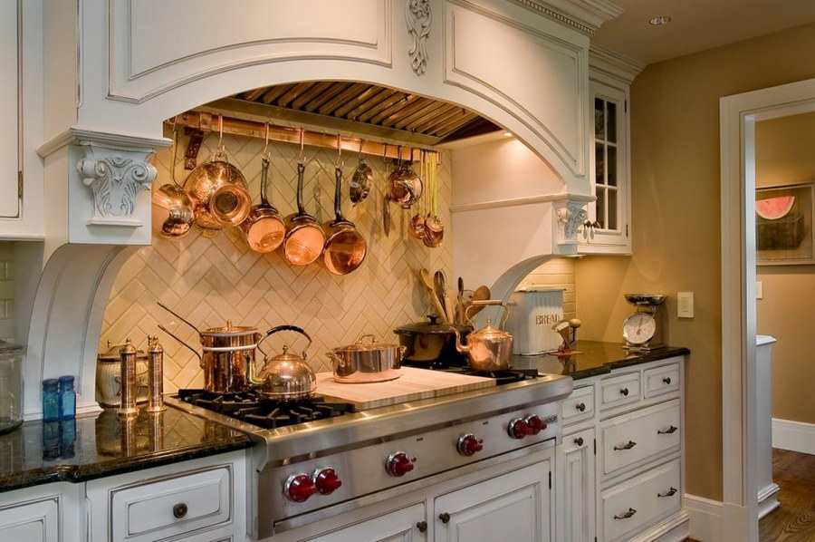 Медная посуда в интерьере кухни
