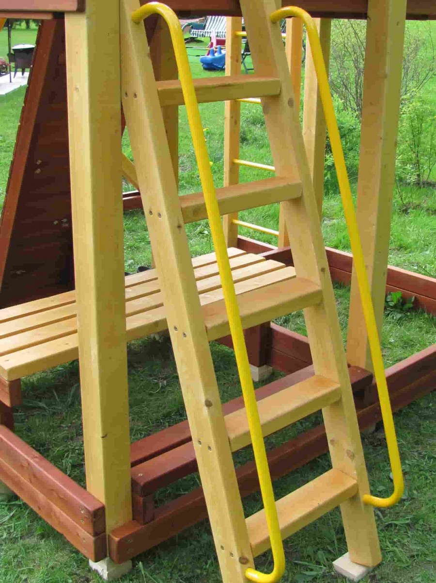 Лесенка на детской площадке