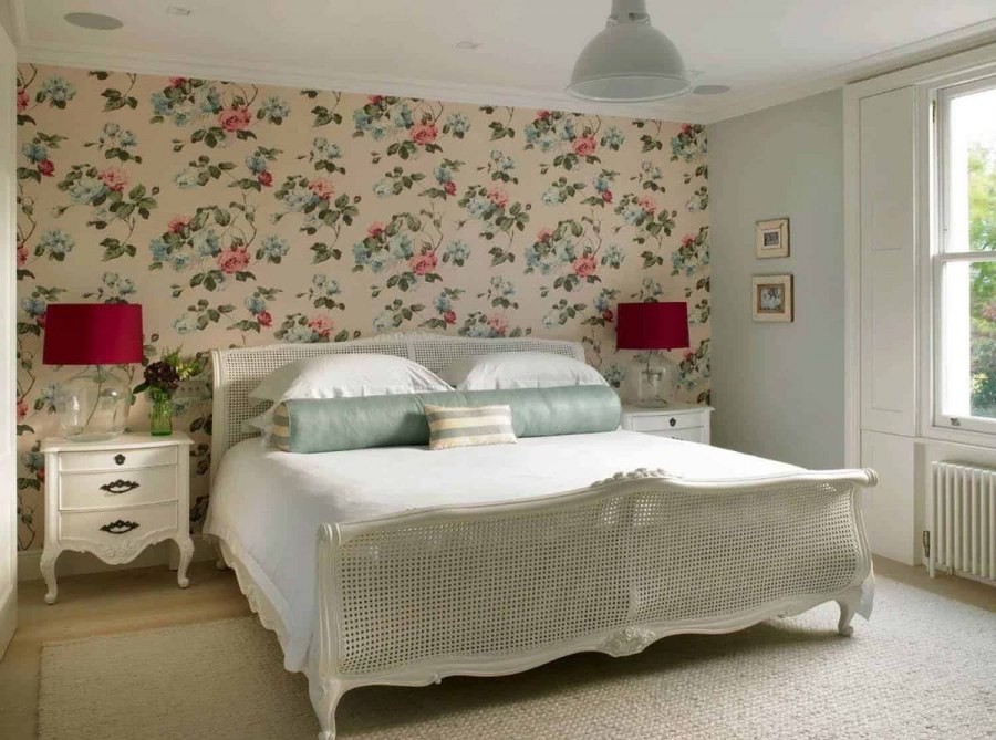 Обои в цветочек для спальни