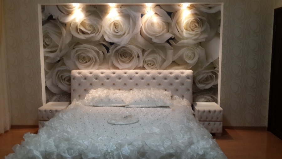 Кровать с розами на изголовье