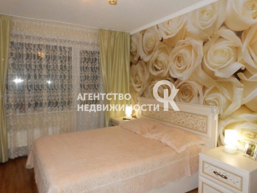 Фотообои белые розы в спальне