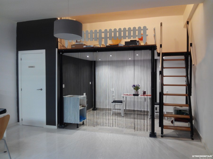 Под антресольным этажом гардеробная