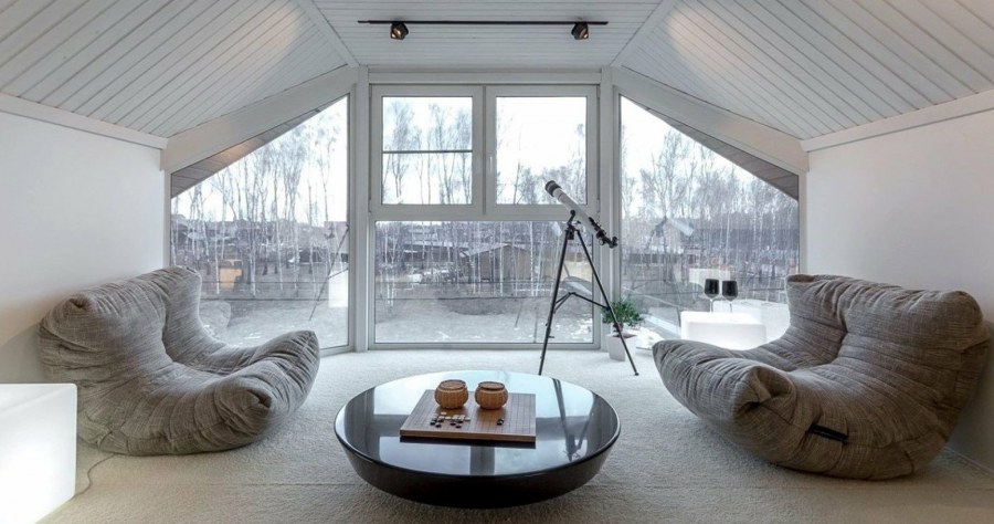 Интерьер квартиры с темным полом