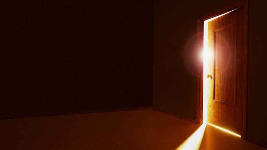 Дверь со светом в темноте