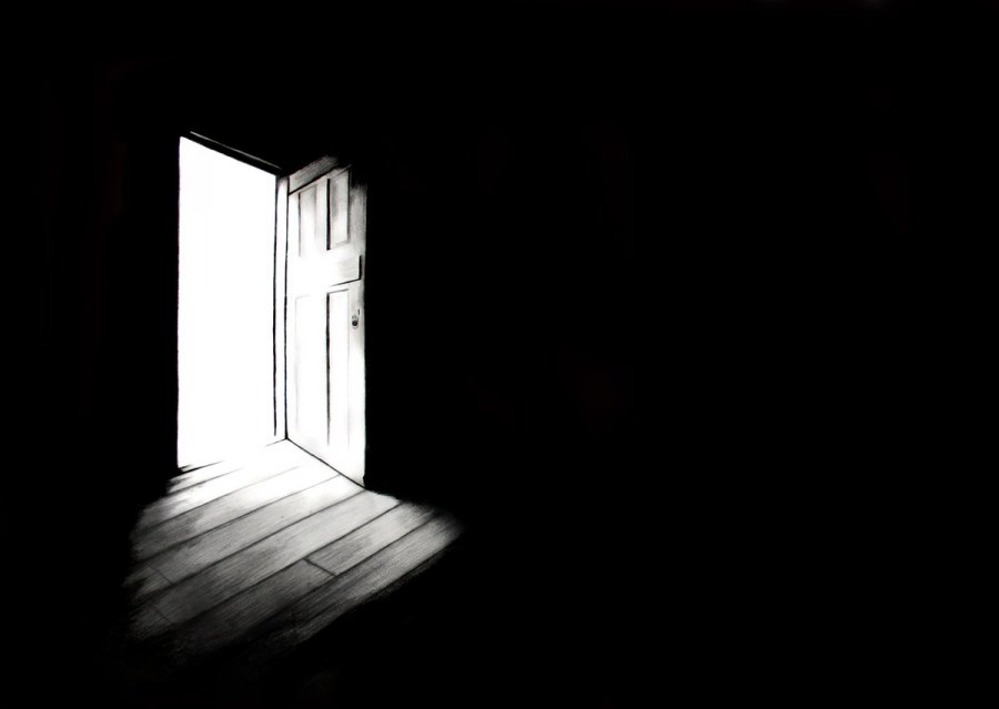 Открытая дверь в темноте