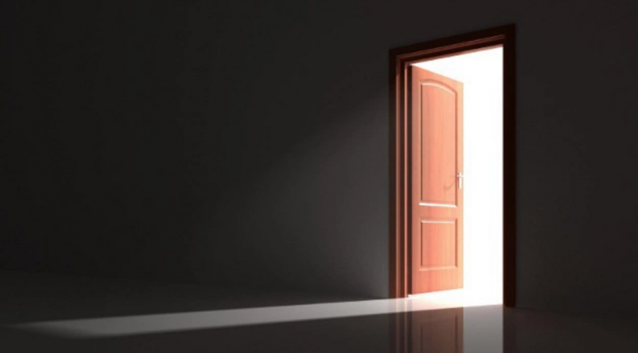 Приоткрытая дверь в комнату