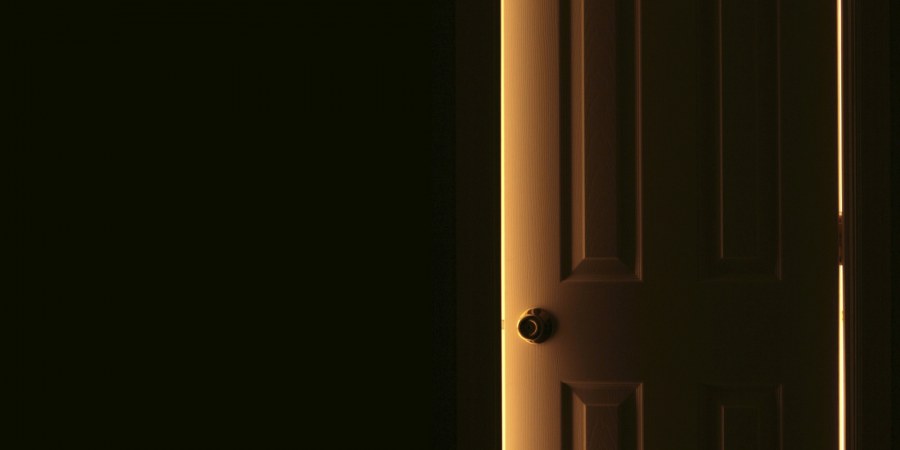 Открытая дверь в темной комнате