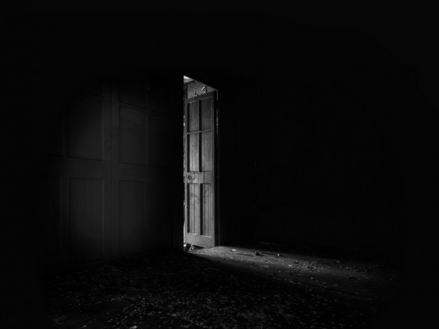 Дверь в темную комнату