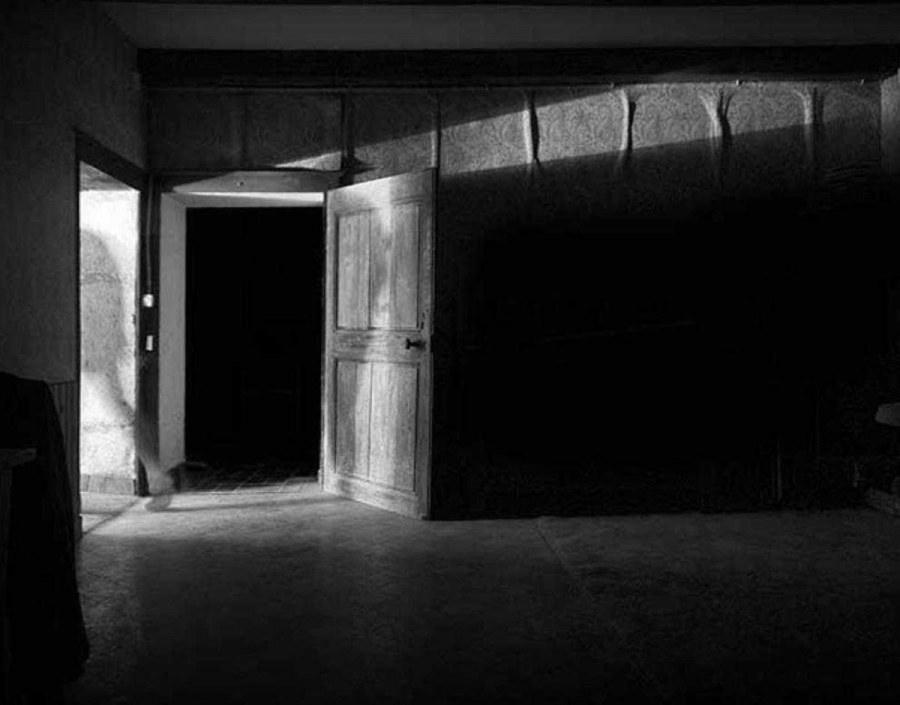 Дверь в темном помещении