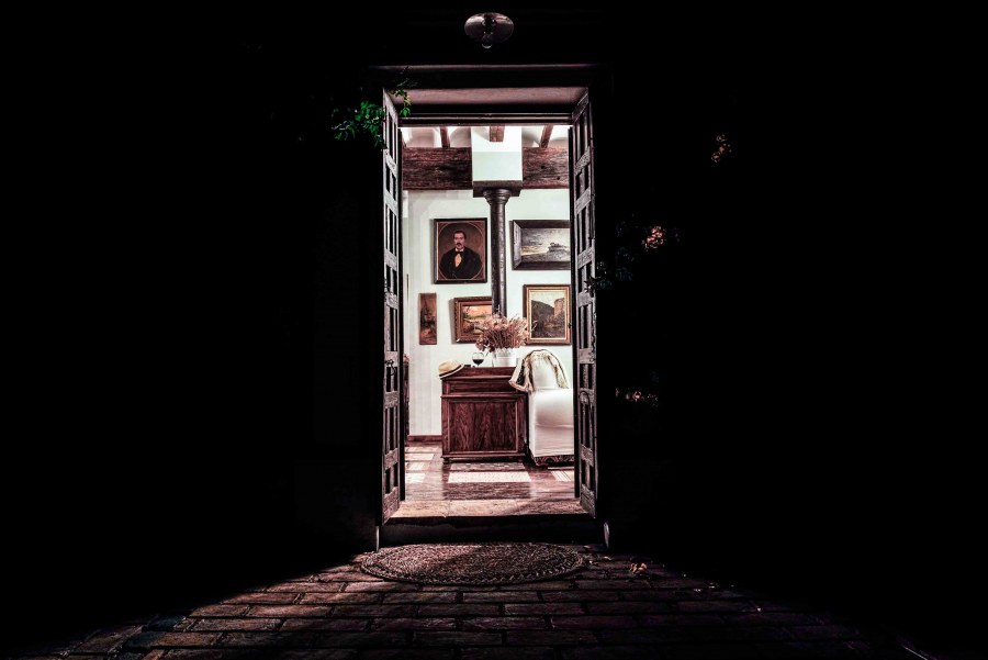 Комната с приоткрытой дверью