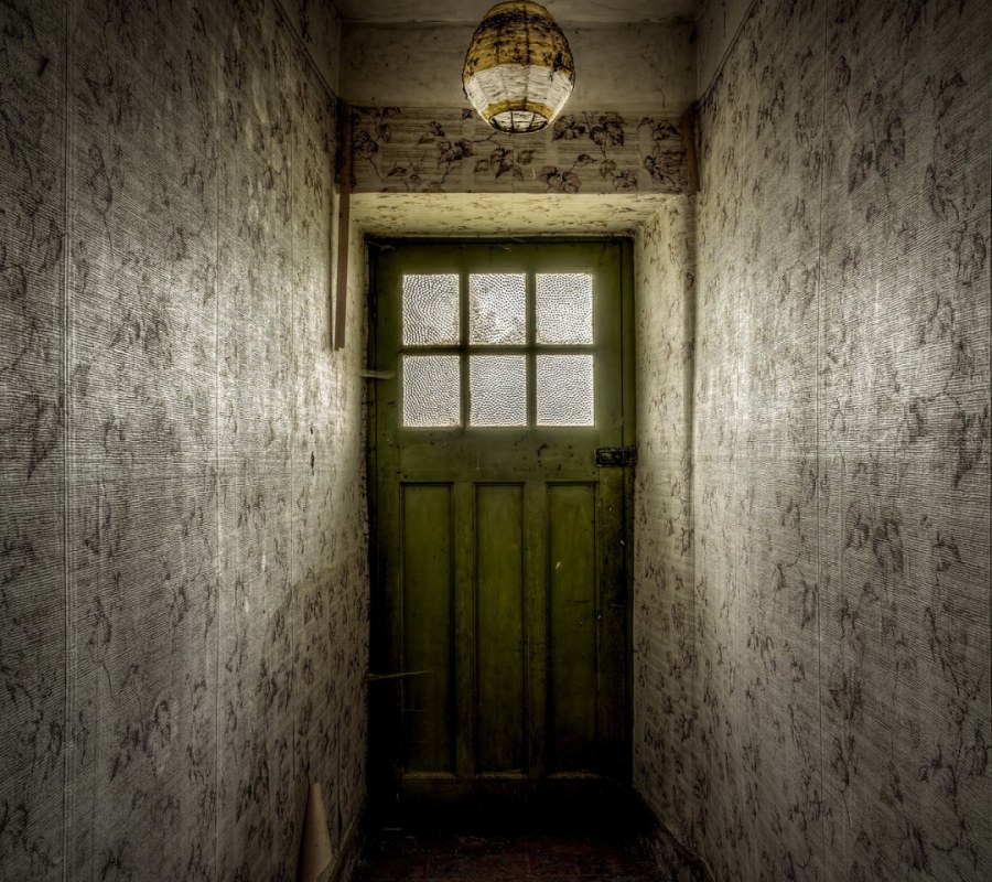 Пустая комната с дверью