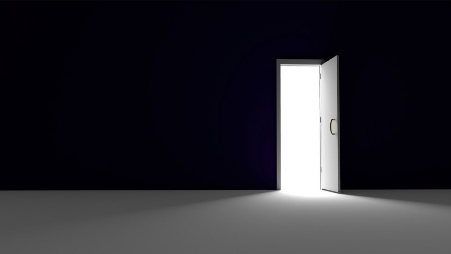 Дверь на черном фоне