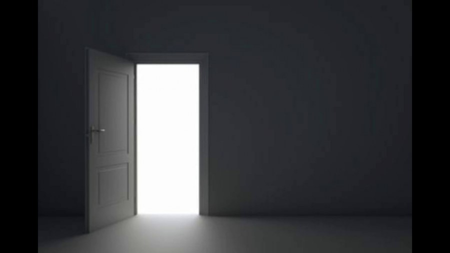 Открытая дверь