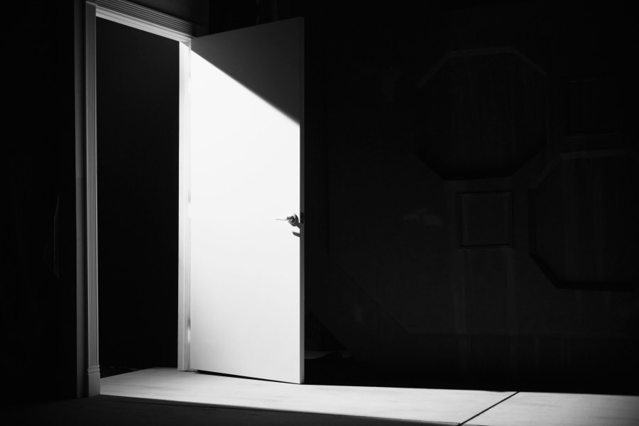 Открытая дверь