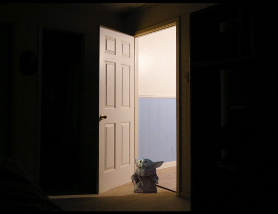 Комната с открытой дверью