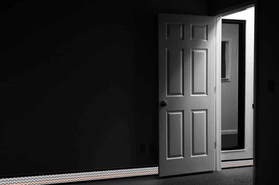 Дверь в темную комнату