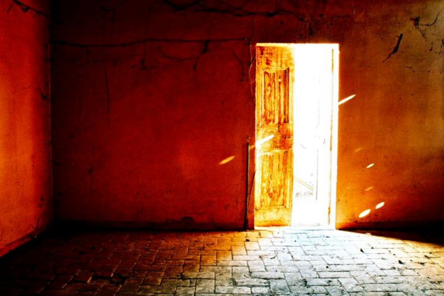 Открытая дверь