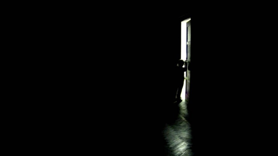 Силуэт в темной комнате