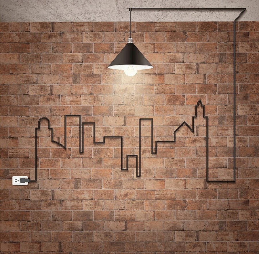 Светильники на кирпичной стене