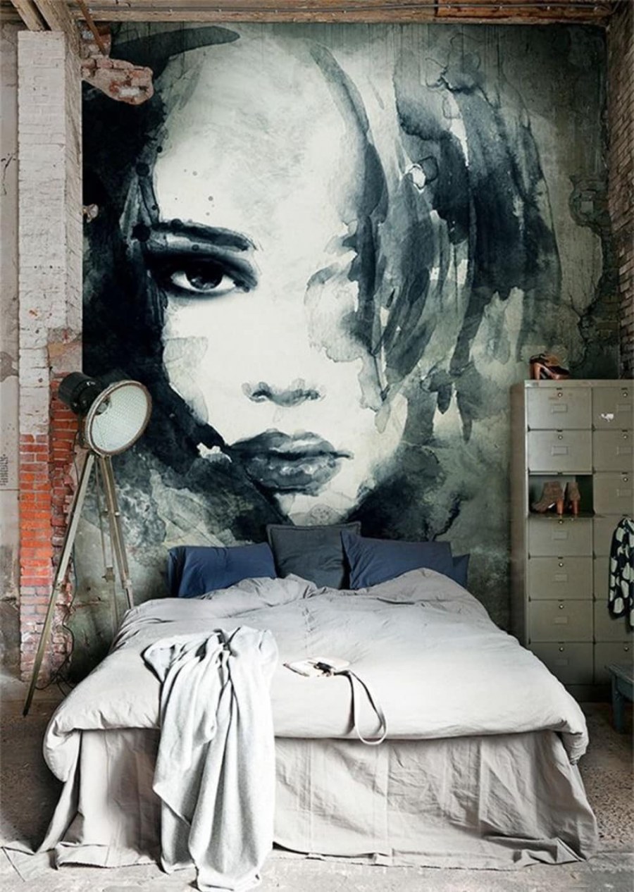 Портрет на стене