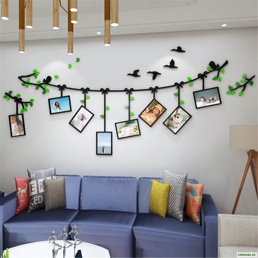 Фоторамки в гостиной на стене