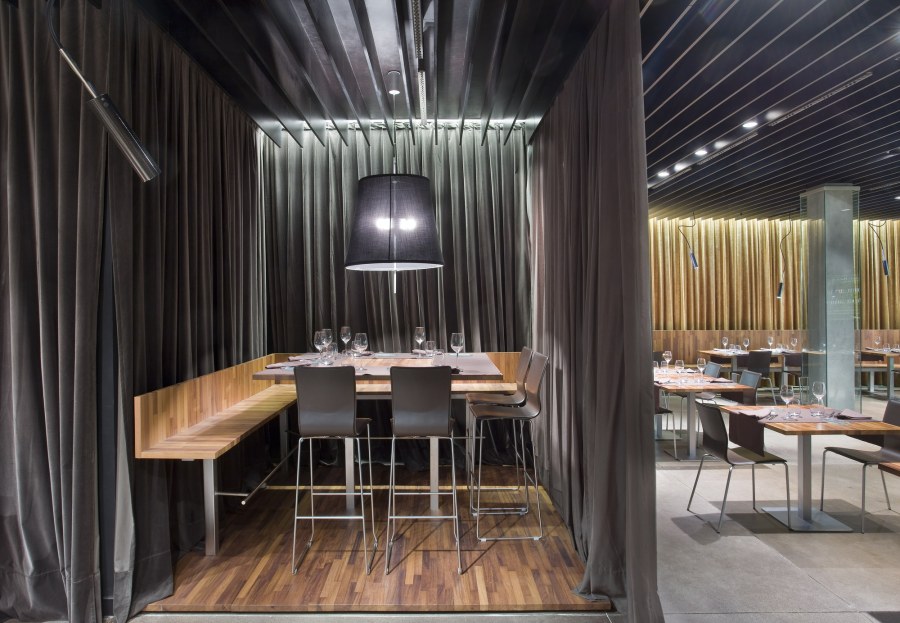 Профнастил в интерьере кафе