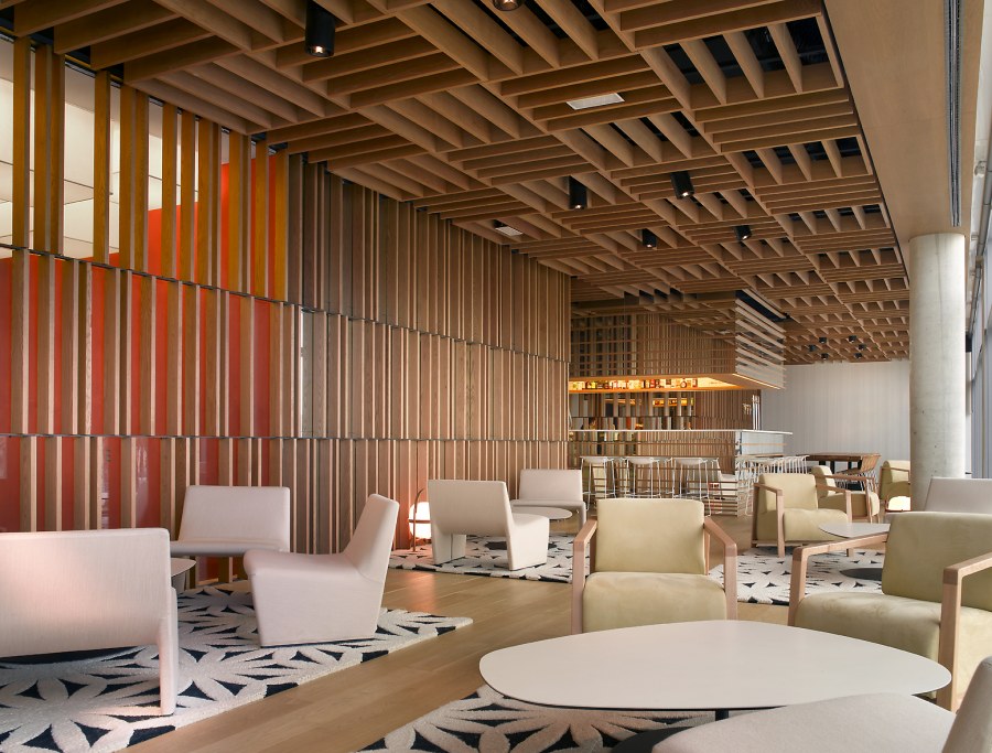 Деревянные потолки в интерьере ресторана