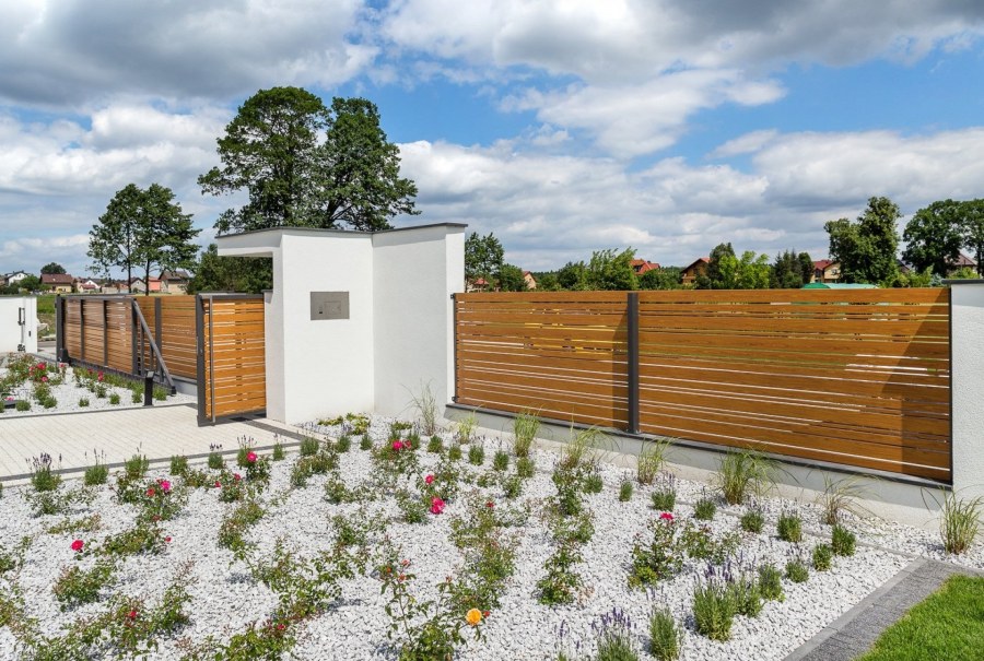 Современный белый забор