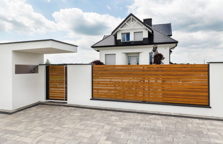 Красивый дом с забором