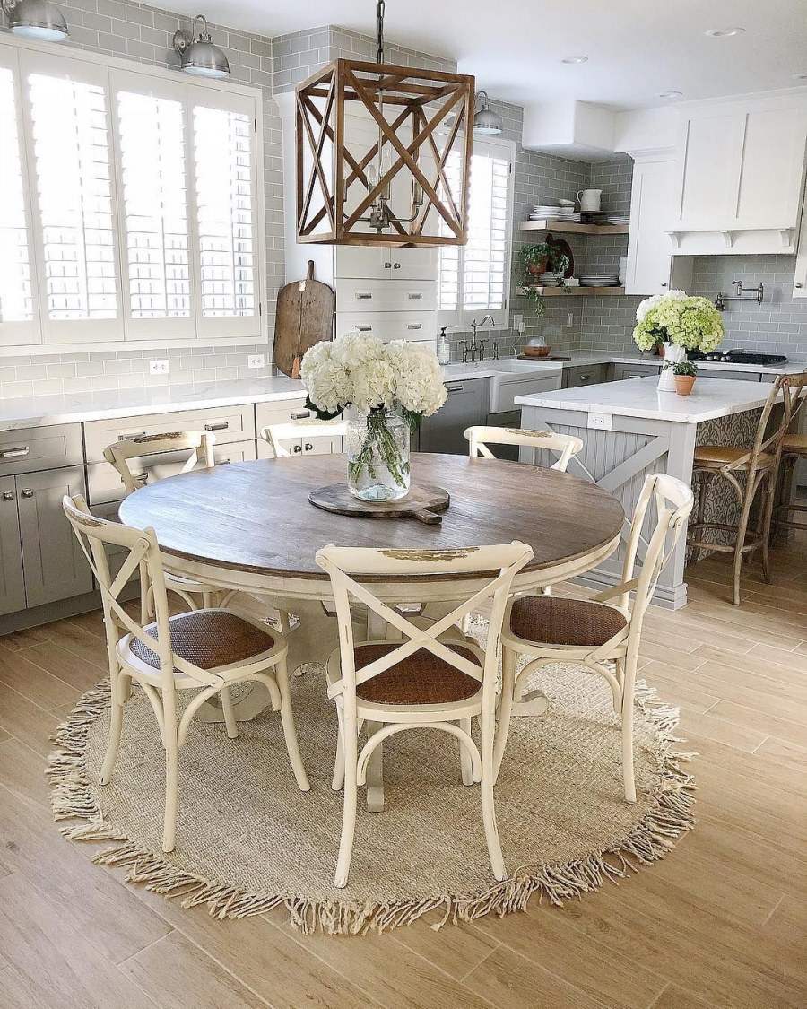 Круглый стол в стиле Кантри