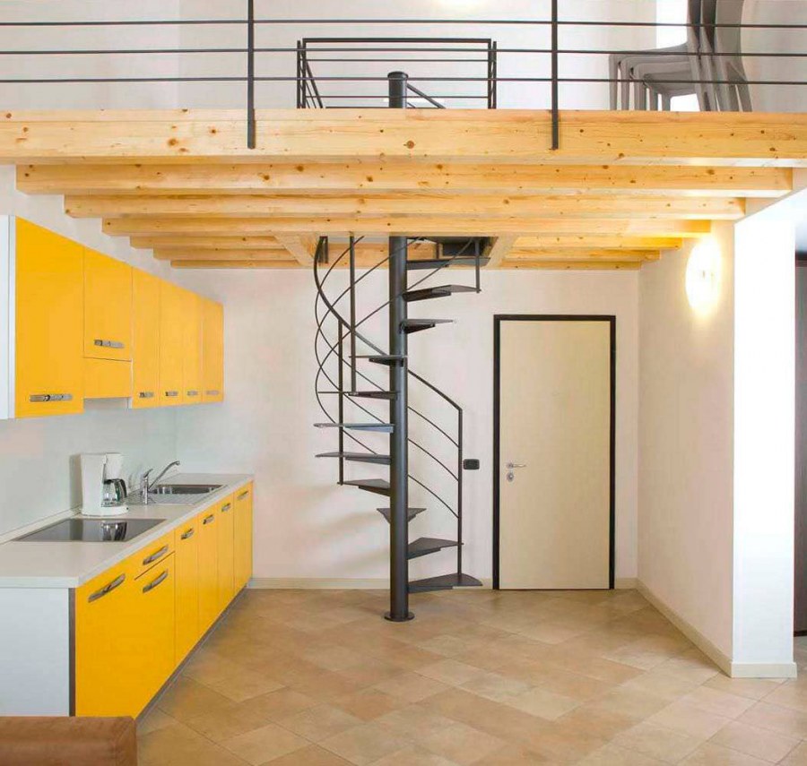 Лестница на антресольный этаж