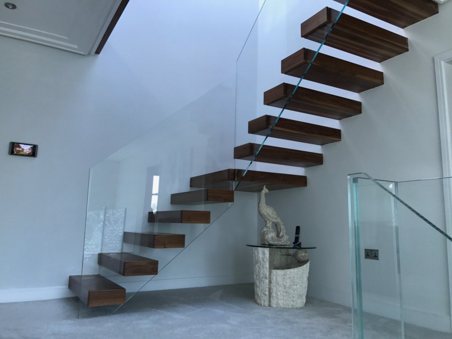 Бетонная консольная лестница