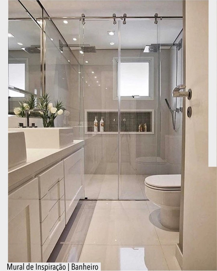 Ванна с душевой кабиной и окном