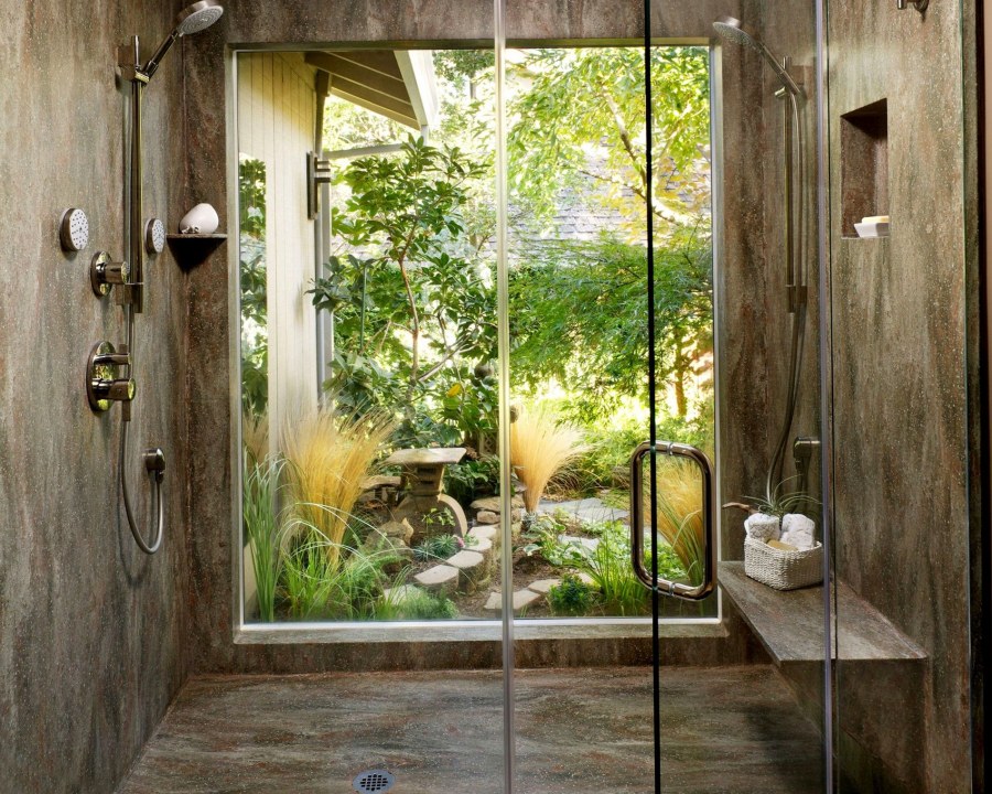 Душевая комната с окном